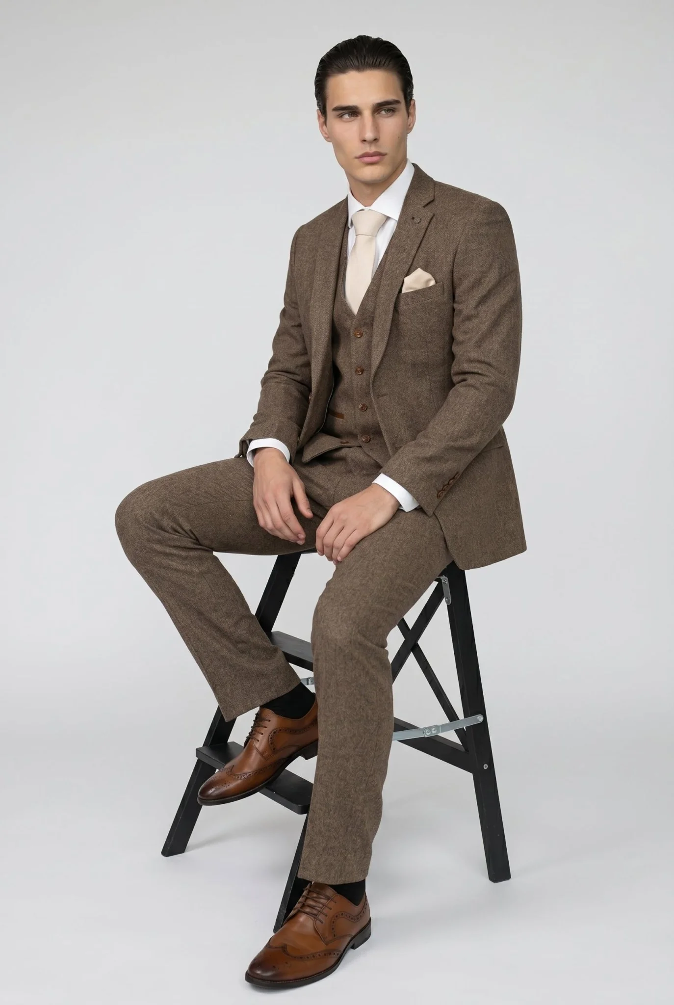 Oscar Brown Tweed Three Piece Suit - Image 3